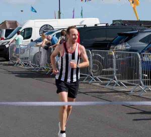 03.Stuart Turner.Mini Marathon i Men's Winner First to Cross Winning Line